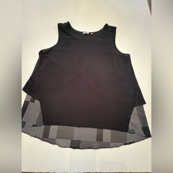 DKNY BLACK AND CHECKERED SLEEVELESS WOMEN’S TOP. SIZE XL. LIKE NEW. VERY SOFT - Picture 1 of 6